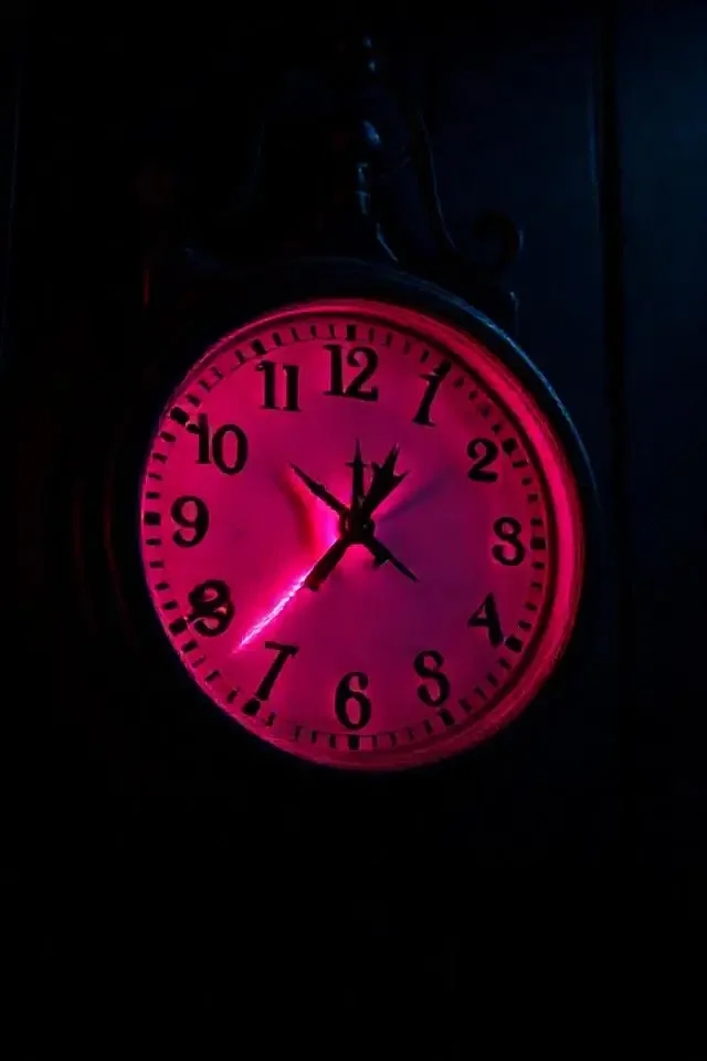 暗号七点 电影海报 · 三邦车视网暗夜片库
